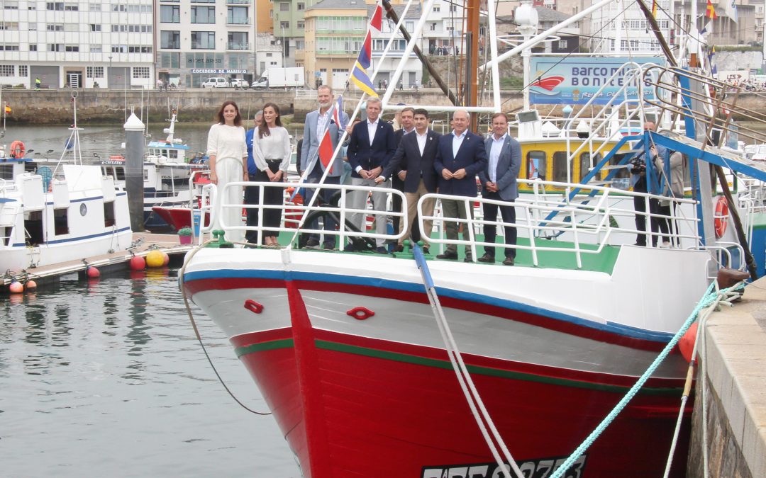 SSMM LOS REYES VISITAN EL PUERTO DE BURELA